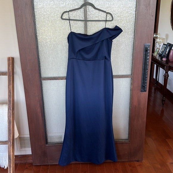 Black Halo
Navy Molten Off Shoulder Gown size 16. EUC - Picture 5 of 10